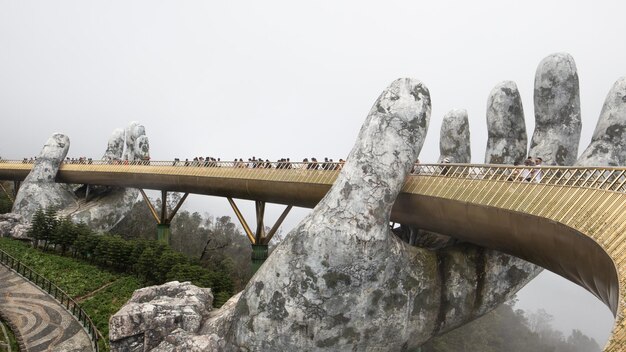 Un pont qui a la main d'une femme dessus