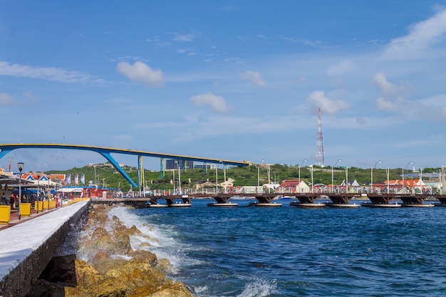 Pont de la reine Juliana dans la ville de Willemstad