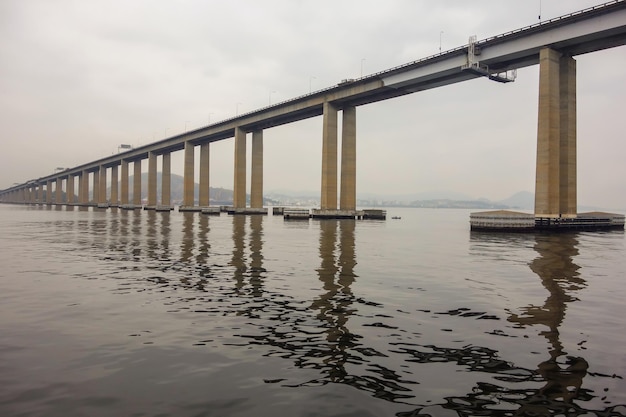 Pont Rio Niteroi dans la baie de Guanabara Rio de Janeiro Brésil