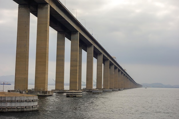 Pont Rio Niteroi dans la baie de Guanabara Rio de Janeiro Brésil