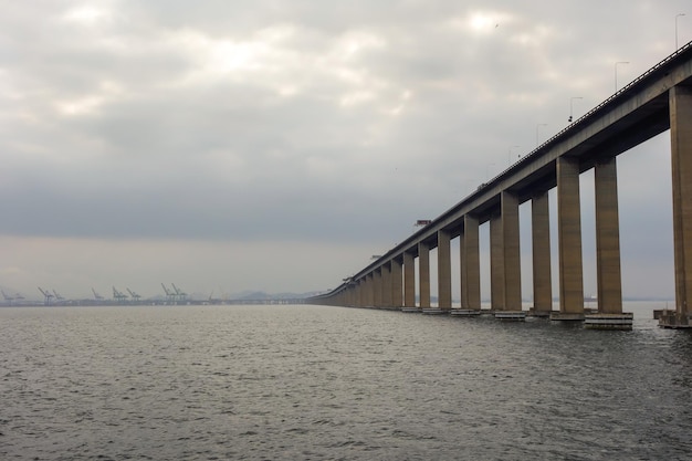 Pont Rio Niteroi dans la baie de Guanabara Rio de Janeiro Brésil