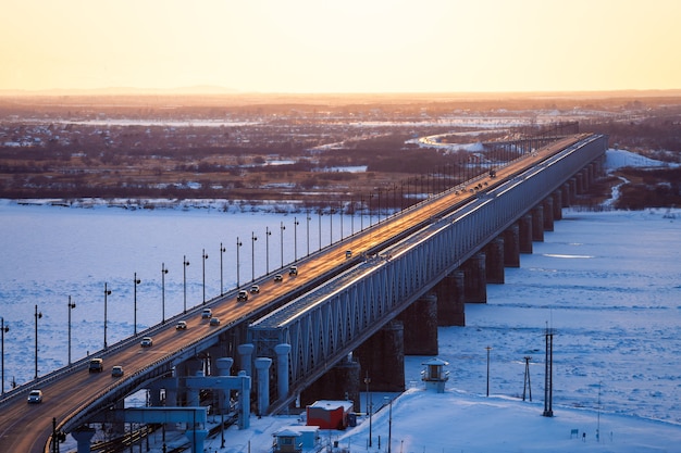 Pont sur la rivière Amour à Khabarovsk, Russie