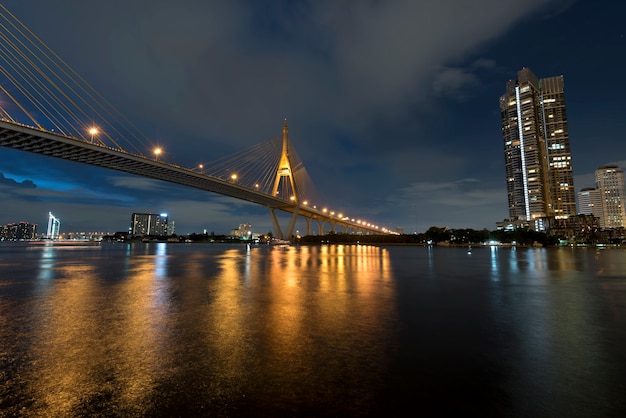 Photo le pont sur la rivière au crépuscule, la rocade industrail