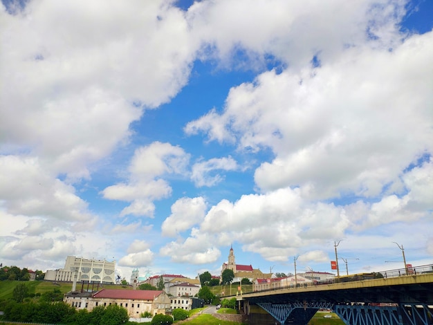 Un pont sur la rivière avec un bâtiment en arrière-plan