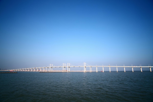 Photo le pont sur la rivière calme