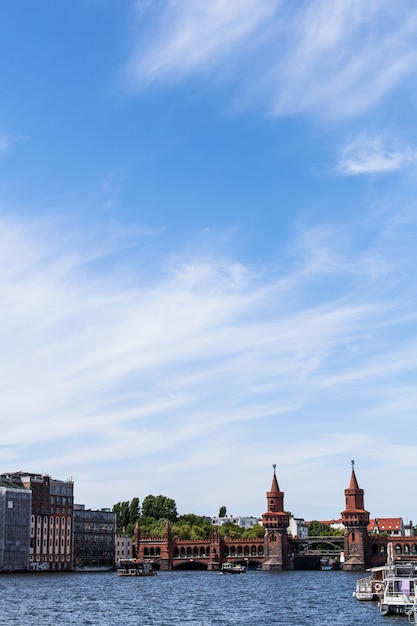 Pont sur une rivière avec un ciel bleu et des nuages ​​légers