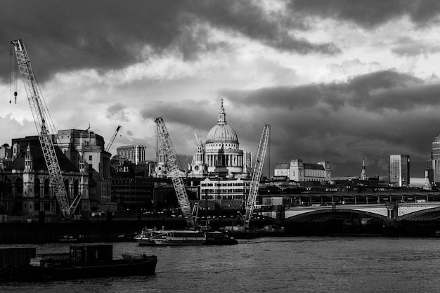 Photo pont sur la rivière contre les bâtiments de la ville de londres