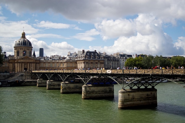 Pont sur la rivière contre les bâtiments