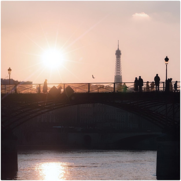 Photo pont sur la rivière contre le ciel au coucher du soleil