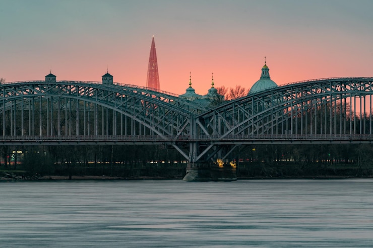 Photo pont sur la rivière contre le ciel au coucher du soleil