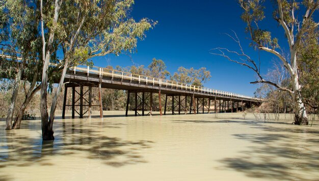 Un pont sur la rivière contre un ciel bleu clair