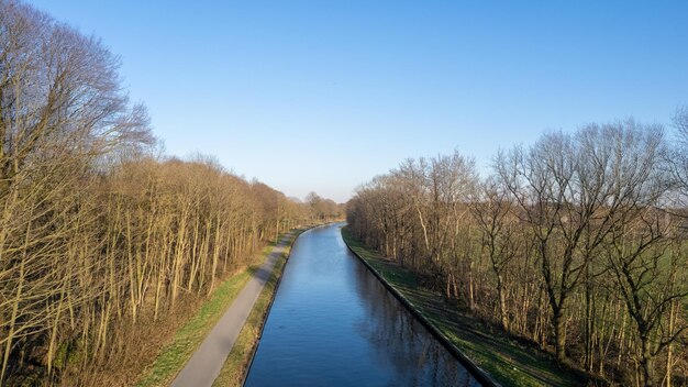 Photo le pont sur la rivière contre un ciel clair