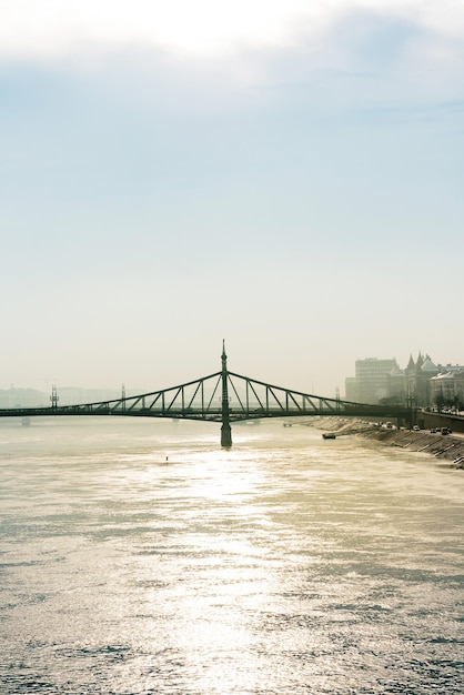 Photo le pont sur la rivière contre un ciel clair