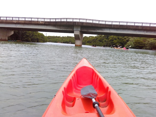 Pont sur la rivière contre un ciel dégagé