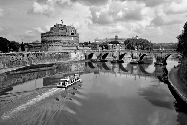 Photo le pont sur la rivière contre le ciel nuageux