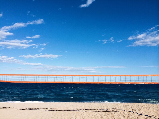 Pont sur la rivière contre un ciel nuageux