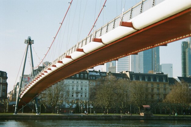 Photo pont sur la rivière contre le ciel en ville