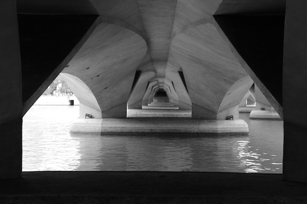 Photo pont sur la rivière contre le ciel