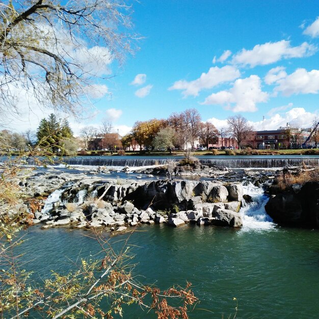 Pont sur la rivière contre le ciel