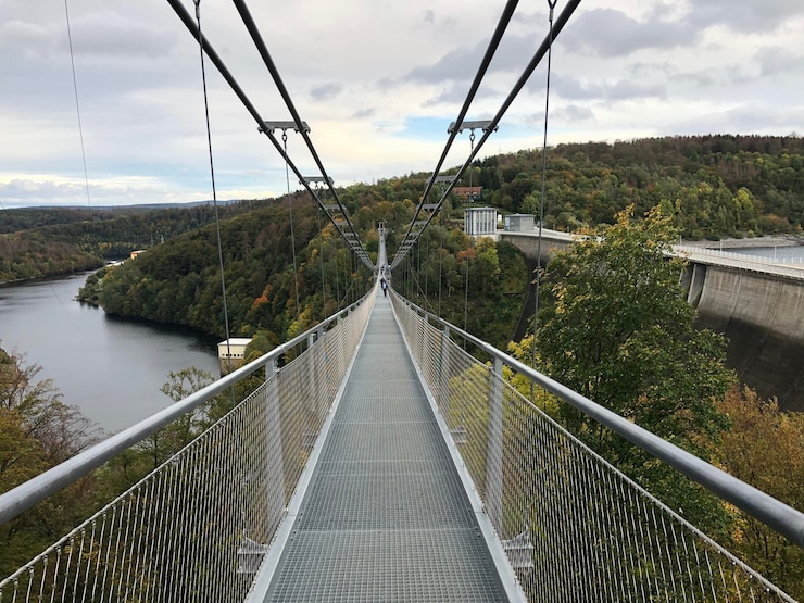 Photo pont sur la rivière contre le ciel