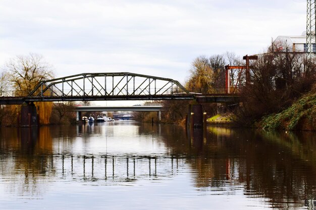 Pont sur la rivière contre le ciel