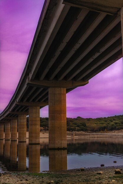 Photo pont sur la rivière contre le ciel