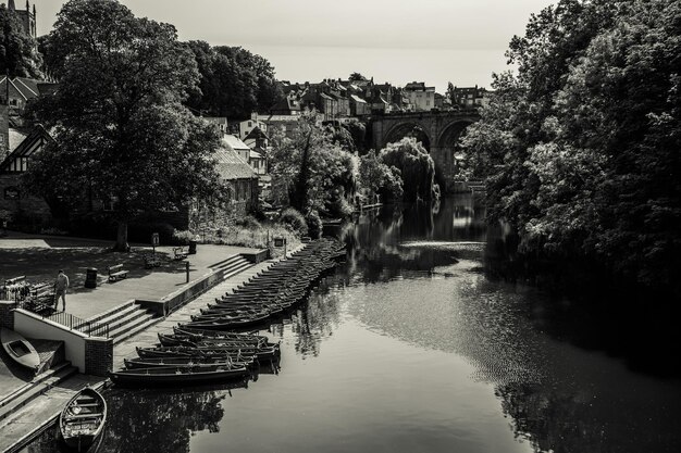 Photo pont sur la rivière contre le ciel