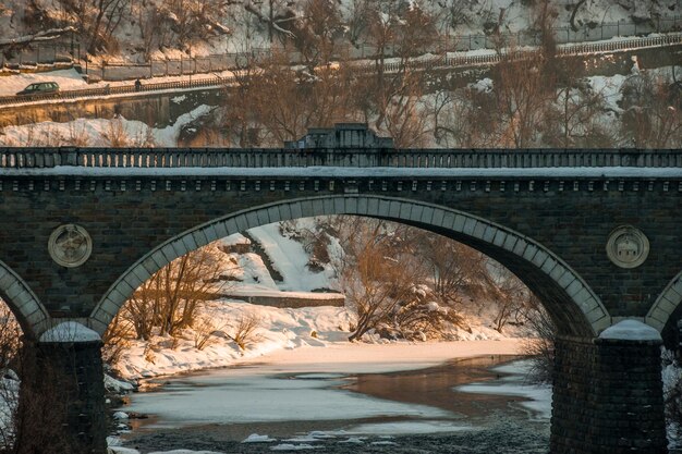 Photo pont sur la rivière contre le ciel