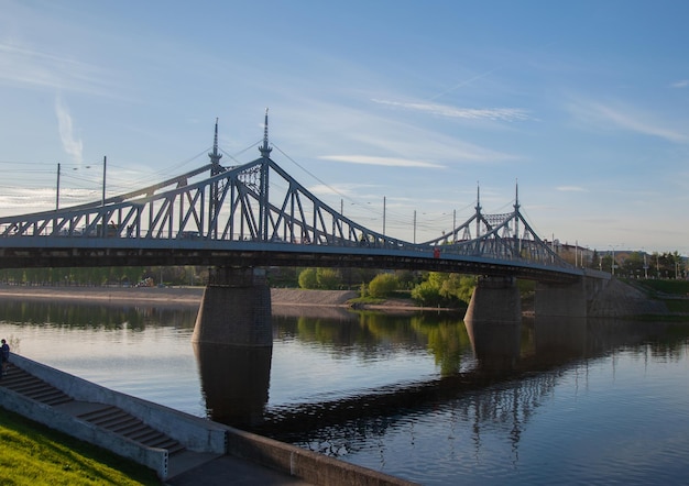 Pont sur la rivière contre le ciel