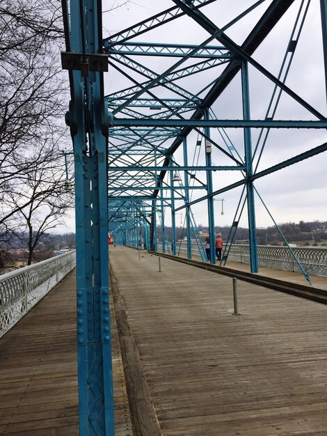 Photo pont sur la rivière contre le ciel