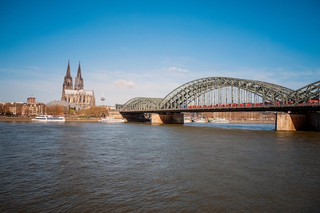 Pont sur la rivière contre les structures construites
