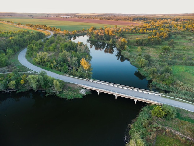 Pont sur la rivière dans un endroit pittoresque