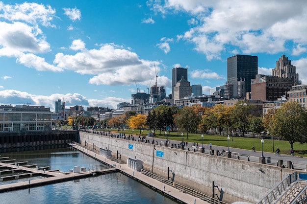 Photo pont sur la rivière dans la ville contre le ciel