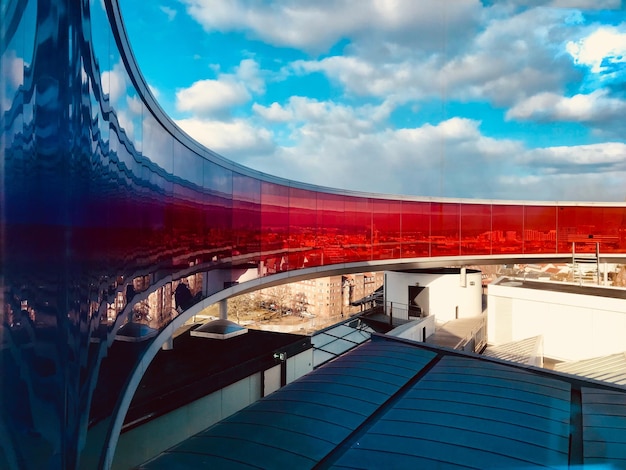 Pont sur la rivière dans la ville contre le ciel