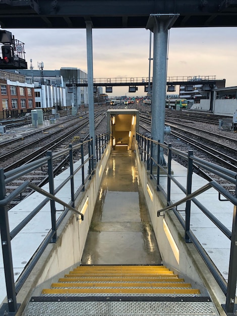 Photo pont sur la rivière dans la ville contre le ciel