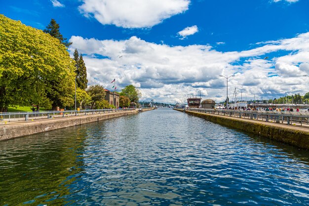 Photo pont sur la rivière dans la ville contre le ciel