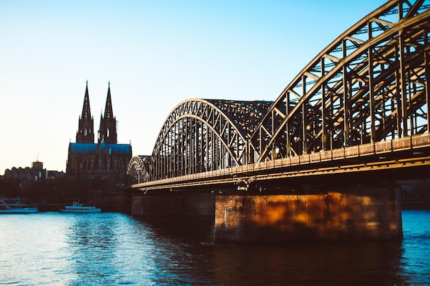 Pont sur la rivière dans la ville contre le ciel