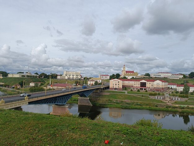 Un pont sur la rivière dans la ville de volgograd