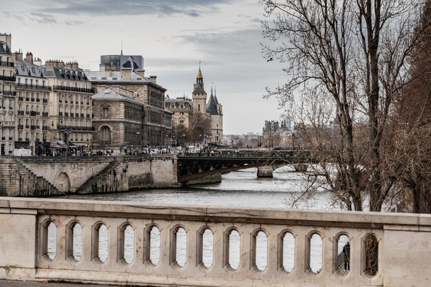 Pont sur la rivière dans la ville