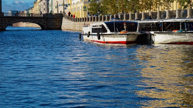 Photo pont sur la rivière dans la ville