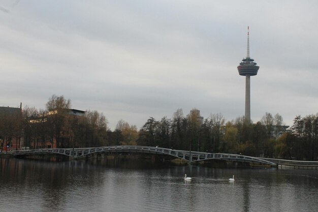 Photo pont sur la rivière dans la ville