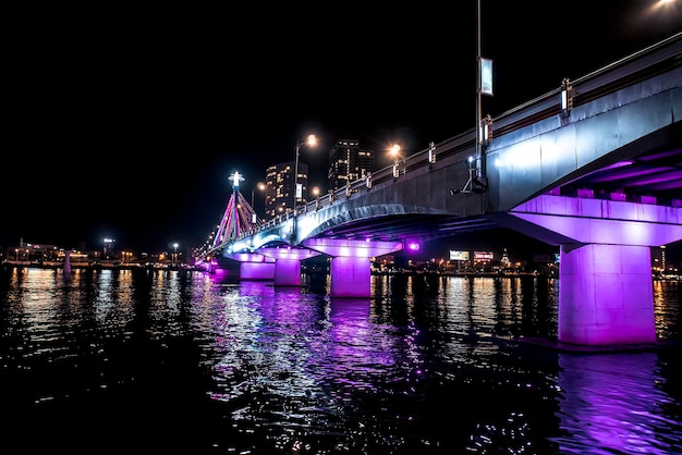 Pont de la rivière Han et le pont Thuan Phuoc à la flamboyance nocturne sur la rivière Han, vue nocturne de Danang. Viêt Nam.