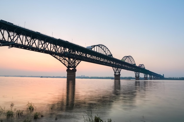 Le pont de la rivière jiujiang yangtze au crépuscule est un pont routier et ferroviaire combiné xA