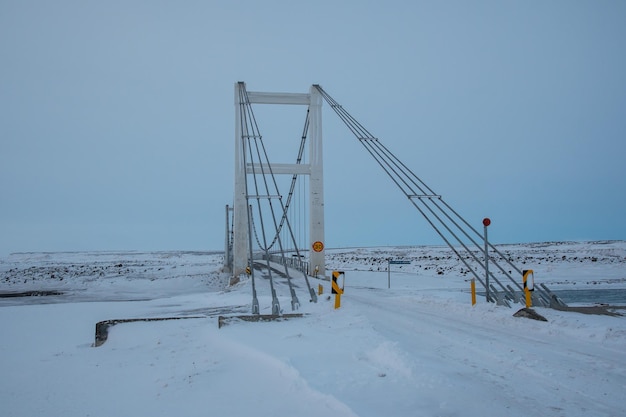 Le pont sur la rivière Jokulsa a Fjollum entre l'est et le nord de l'Islande