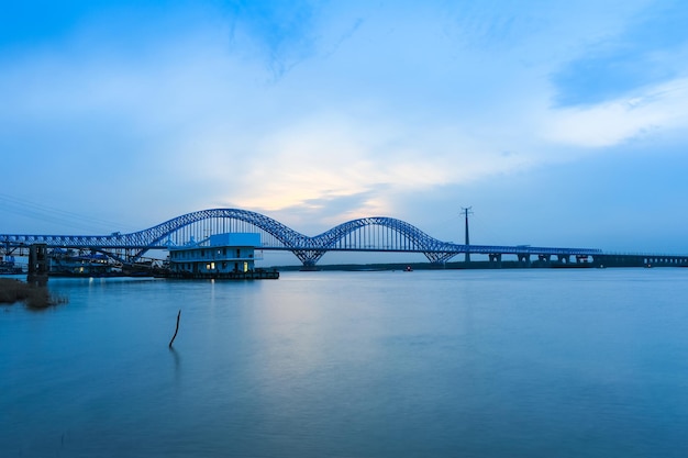 Le pont de la rivière Nanjing dashengguan yangtze au crépuscule est le plus grand pont ferroviaire à grande vitesse de charge de conception au mondeChinaxA