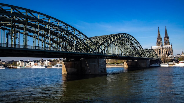 Le pont sur la rivière nieuwel en allemagne