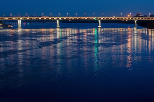 Pont sur la rivière de nuit. Transit rapide et pont de voiture pour la fluidité de la circulation. Paysage urbain de belles lumières nocturnes.