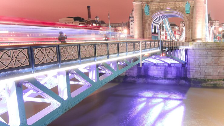 Photo pont sur la rivière la nuit