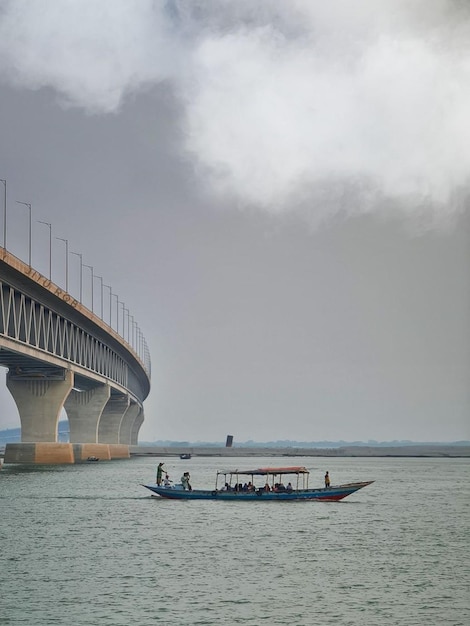 Pont et rivière Padma bangladais