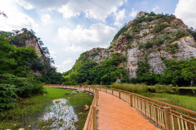 Photo pont sur la rivière par les arbres contre le ciel